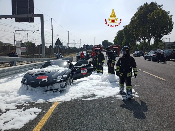 Supercar a fuoco a Mestre, fiamme divorano una Ferrari 296 Gts
