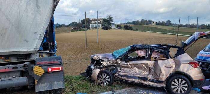 Schianto tra auto e camion, muore una donna