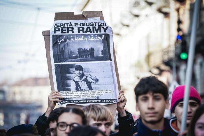 Corteo per Ramy al quartiere Corvetto, 'fiaccolata pacifica'