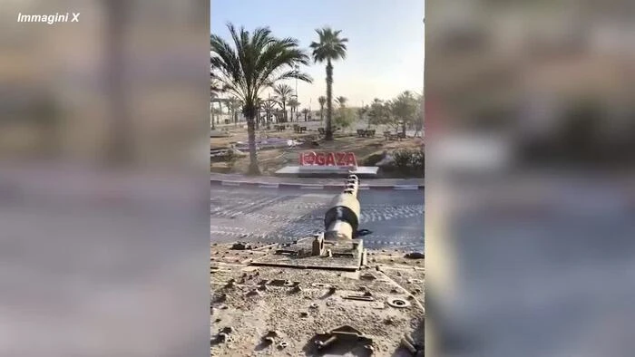 Rafah, carro armato israeliano abbatte il cartello 