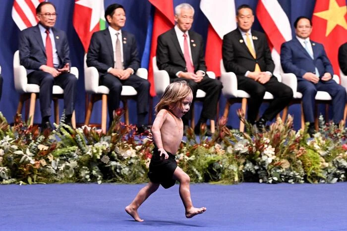 Fuori programma al vertice, la danza del bimbo indigeno