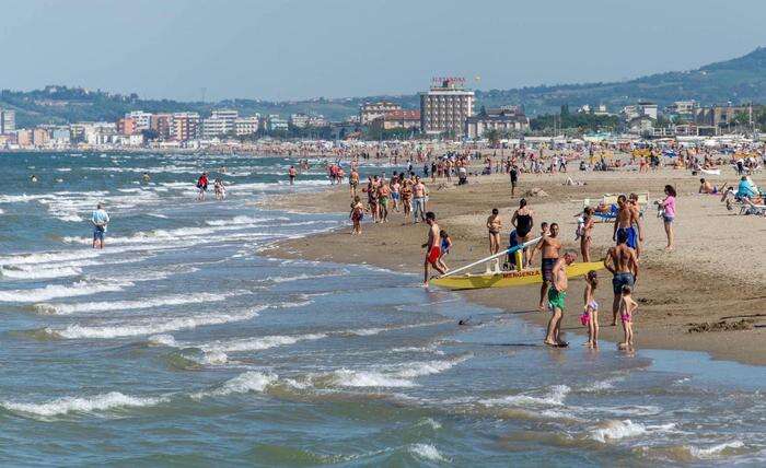 Bagnino chiude in cabina un 11enne, denunciato dai genitori