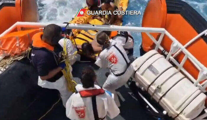 Giovane migrante partorisce prima di approdare a Lampedusa