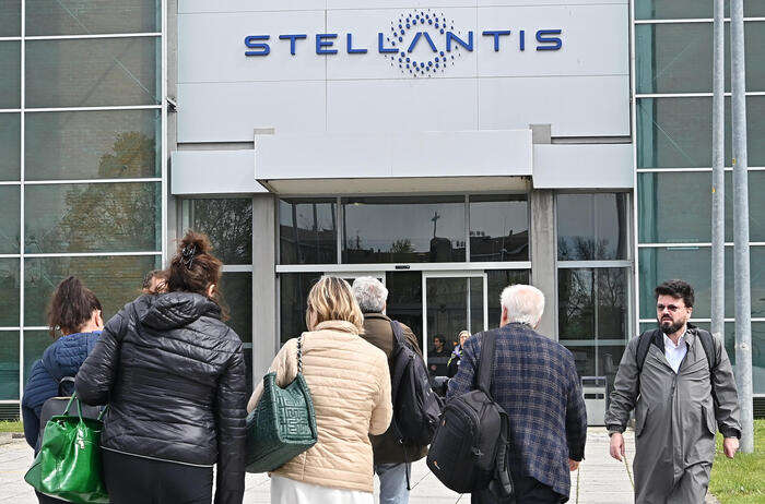 Sindacati chiedono a Stellantis aumento dei salari dell'8,8%