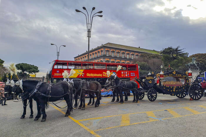 Napoli,funerali con carro d'epoca e cavalli per 15enne Quartieri