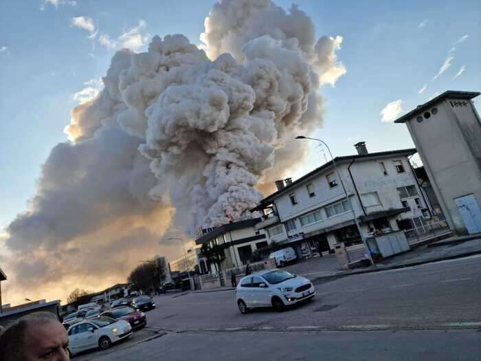 Violento incendio in azienda nel vicentino, alta colonna fumo