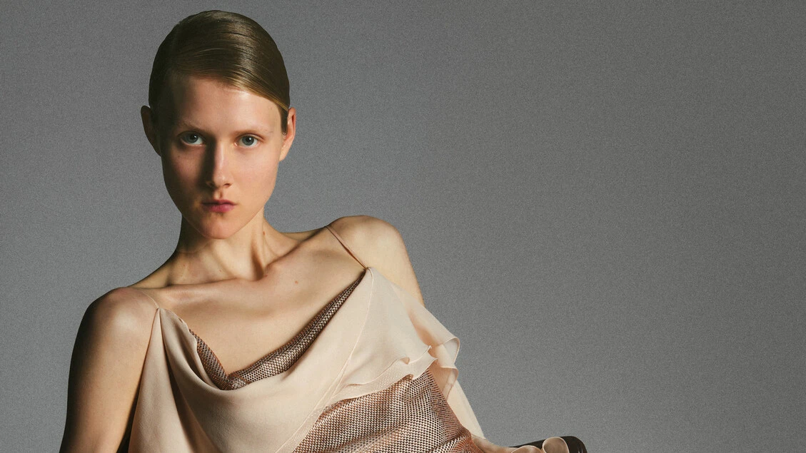 L'abito al centro della collezione Resort 2027 di Alberta Ferretti