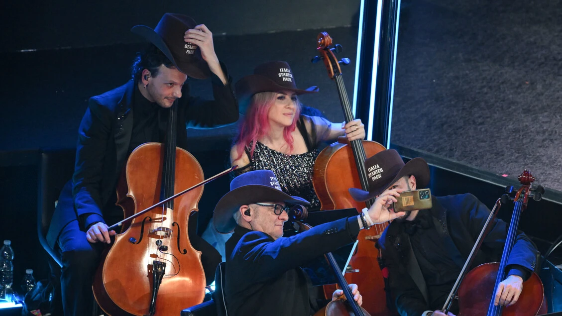 L'orchestra di Sanremo con il cappello da cowboy di J-Ax