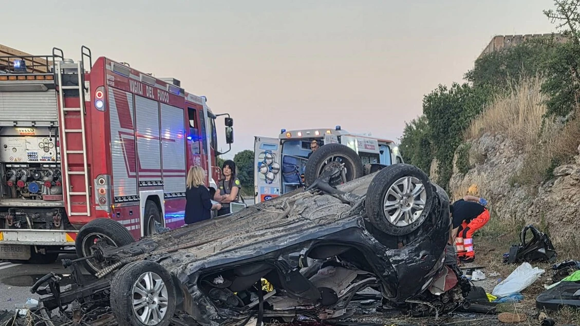 Auto fuori strada nel Foggiano, tre morti