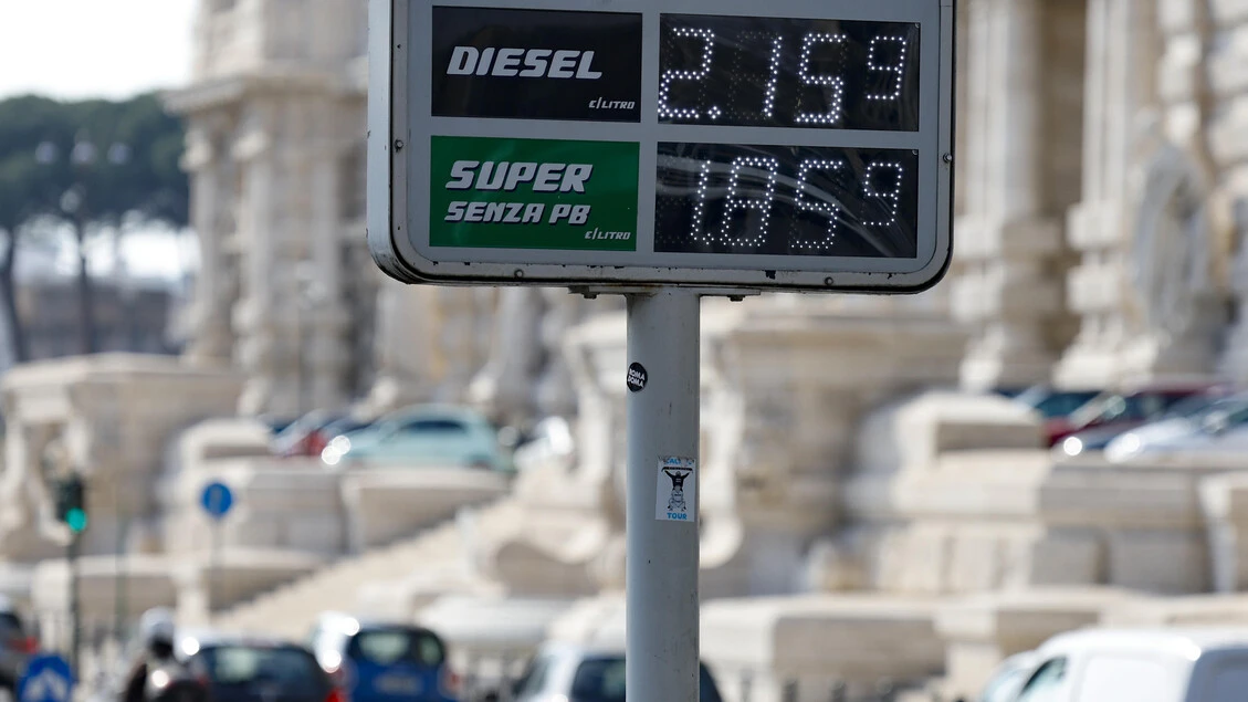 Mimit, sale il prezzo della benzina, stabile il diesel