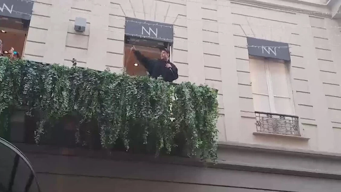 Sanremo, Fedez e Masini cantano da un balcone 'Il male necessario'