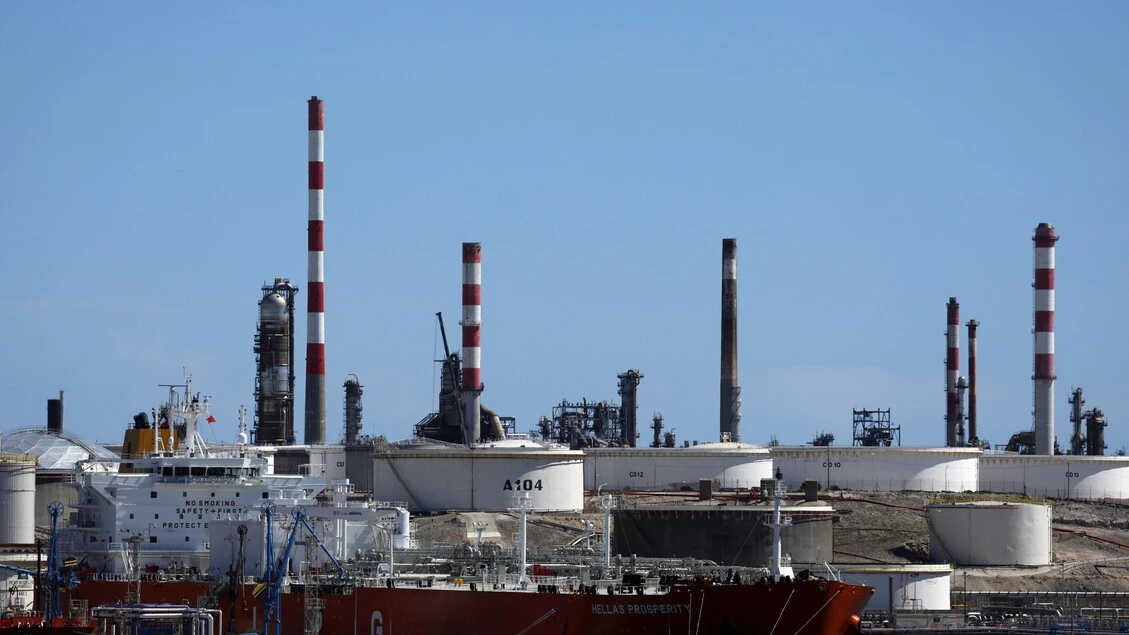 Il prezzo del petrolio in calo (-0,6%) dopo il balzo di ieri, attesa per negoziati