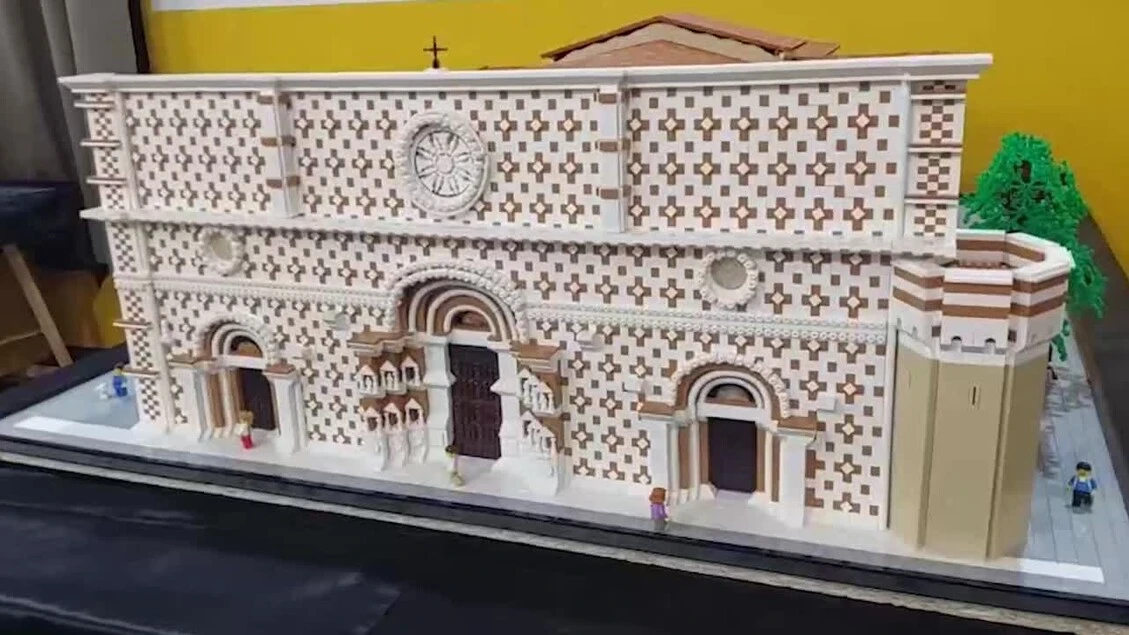 La Basilica di Collemaggio dell'Aquila in 90mila mattoncini Lego