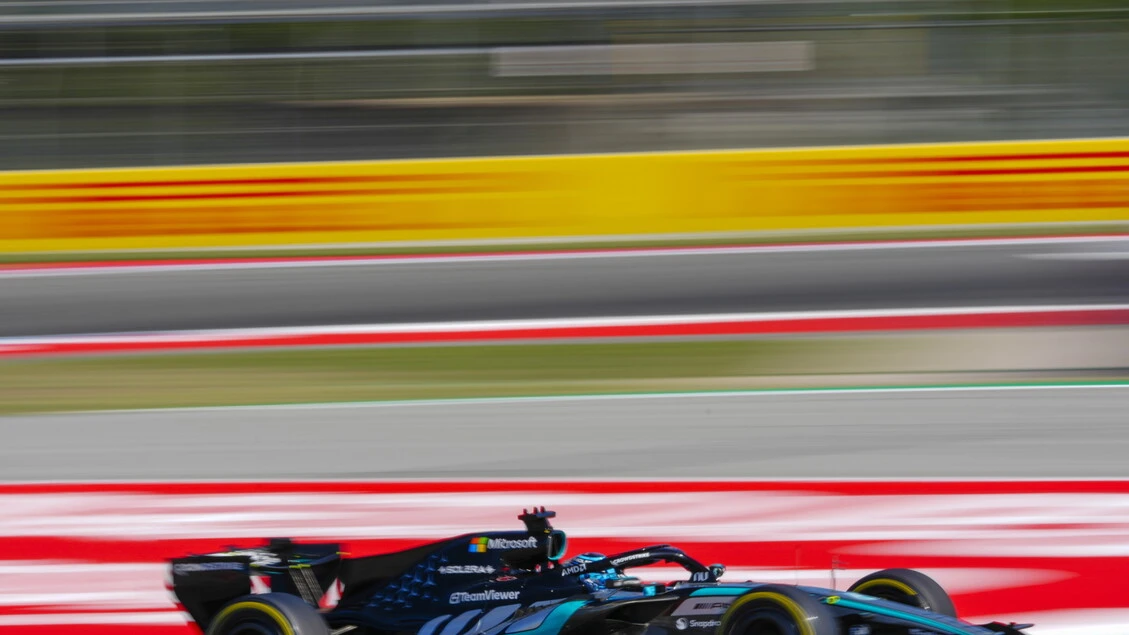 Russell si prende la pole a Barcellona, secondo Hamilton