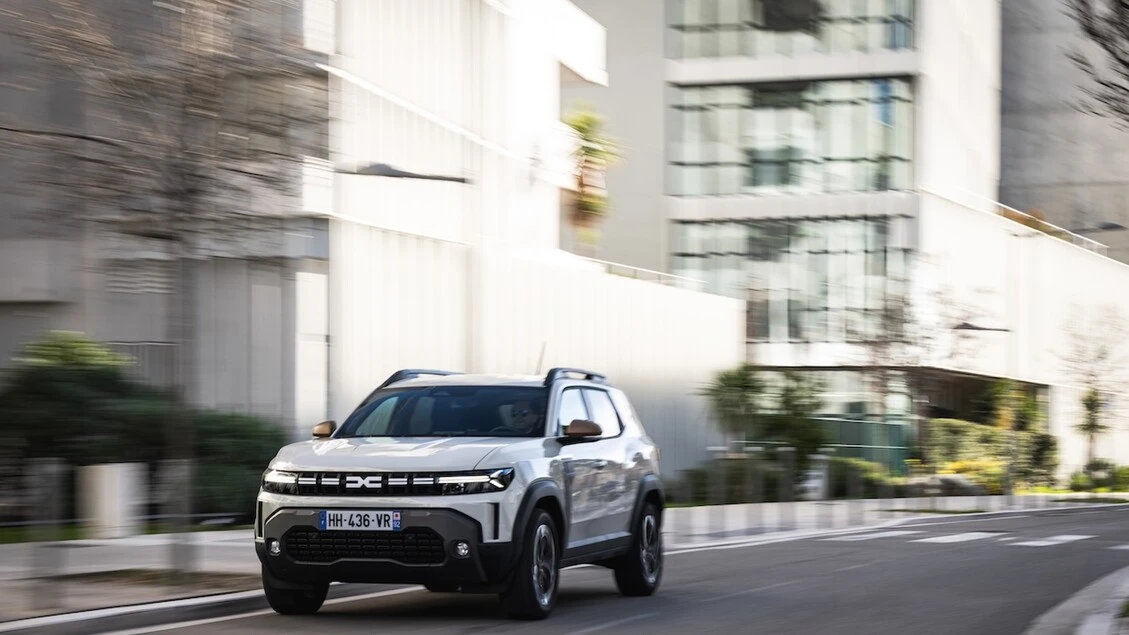 Dacia Duster, con il motore full hybrid 155 abbassa consumi ed emissioni