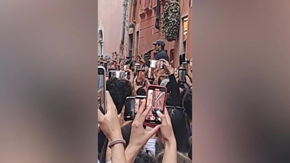 Roma, Fulminacci canta 'Stupida fortuna' per strada a Trastevere