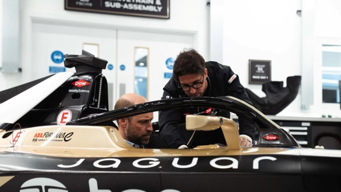 Il principe William fa visita al quartier generale Jaguar TCS Racing