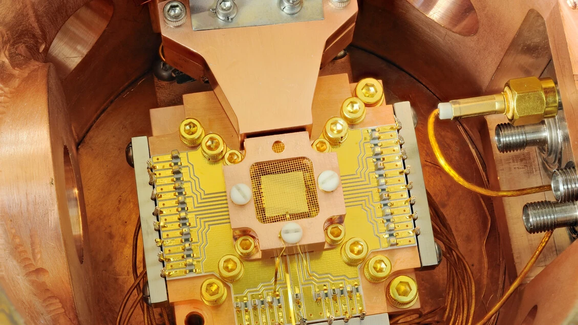 Record di precisione per il computer quantistico Helios