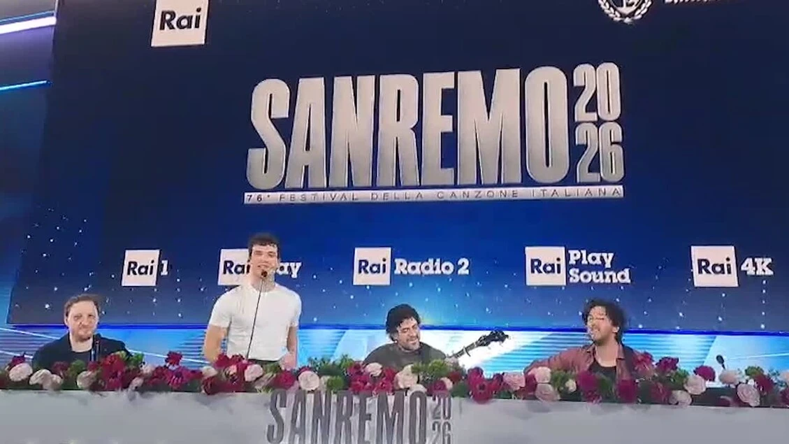 Leo Gassmann canta ai giornalisti a Sanremo il brano 