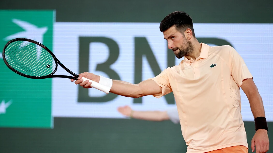 Roland Garros: Djokovic batte Mpetshi Perricard e passa al secondo turno