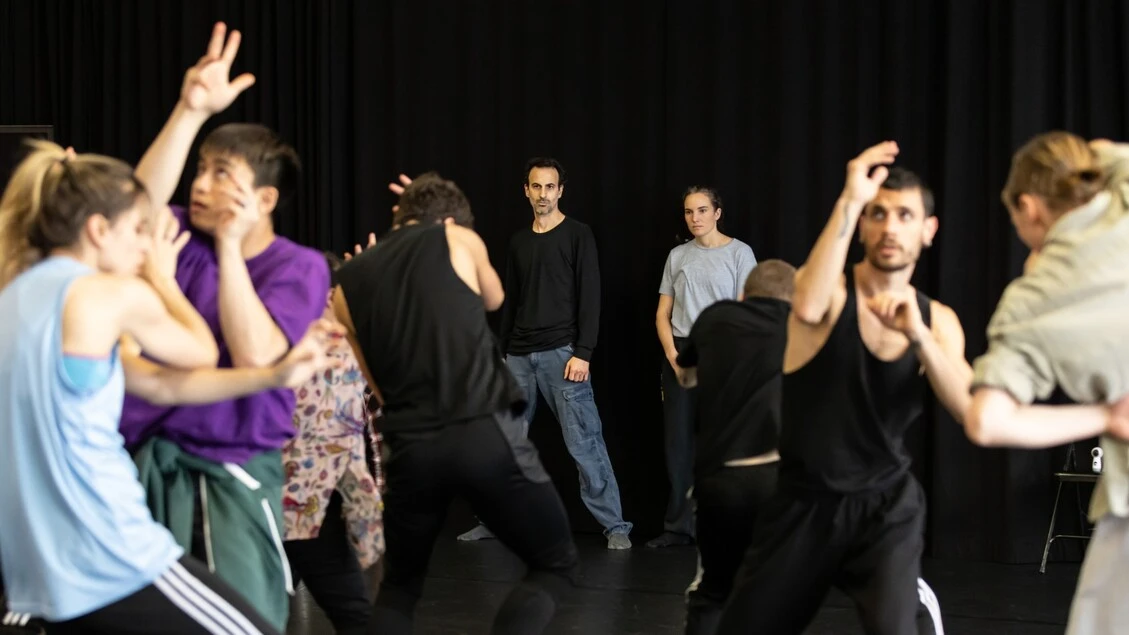 Hofesh Shechter porta a Orsolina28 il suo viaggio tra fortuna e superstizione