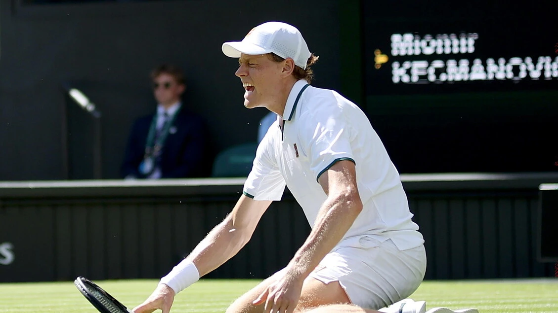 Wimbledon, in campo Sinner-Kecmanovic 4-6, 6-3, 6-7, 2-1