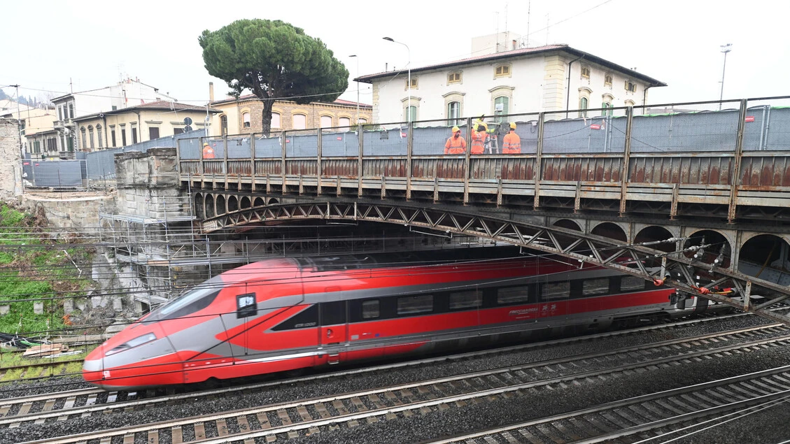 Treni rallentati in Emilia, più segnalazioni di una persona vicino ai binari
