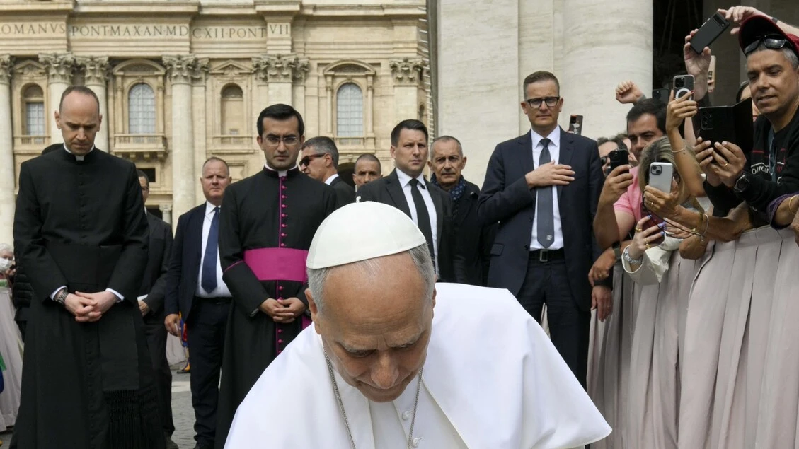 In piazza S.Pietro, il Papa prega davanti alla targa dell'attentato a Wojtyla
