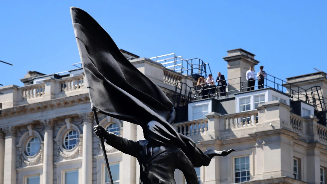 Banksy ricompare con una statua nel cuore di Londra, e sfida l'imperialismo