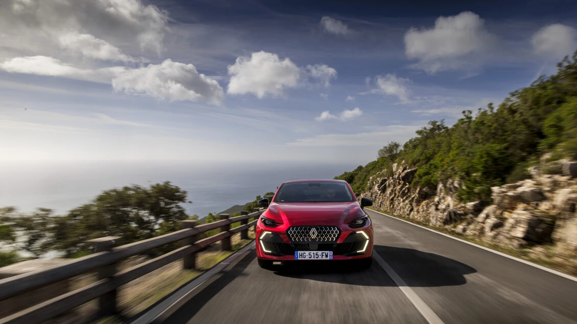 Renault completa la gamma Clio, dal full hybrid al GPL per privati e flotte
