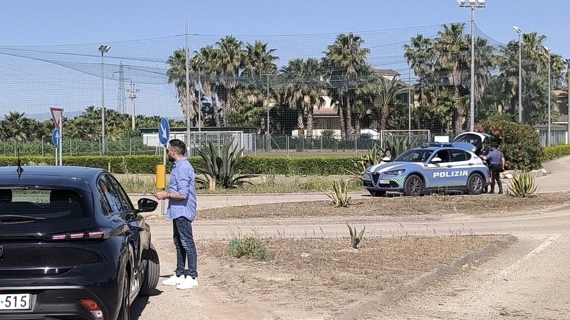 Fuggono a posto di blocco e si schiantano, muore 16enne