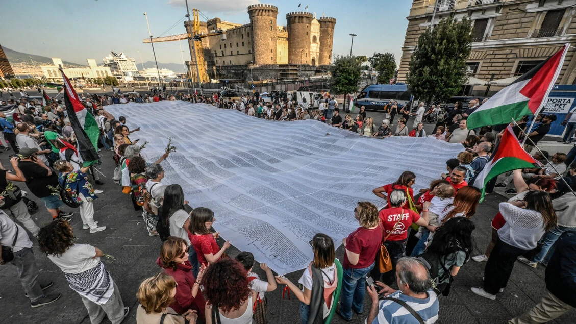 A Napoli in corteo un lungo sudario con nomi di bimbi morti in Palestina