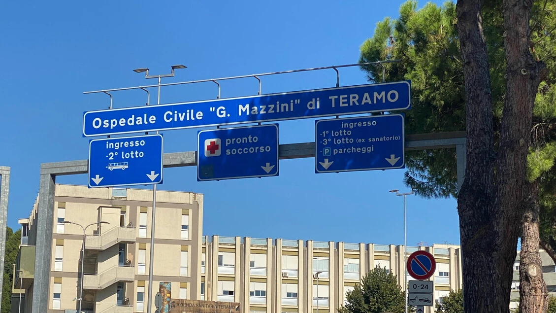 Anziane travolte davanti al supermercato, una muore l'altra è grave