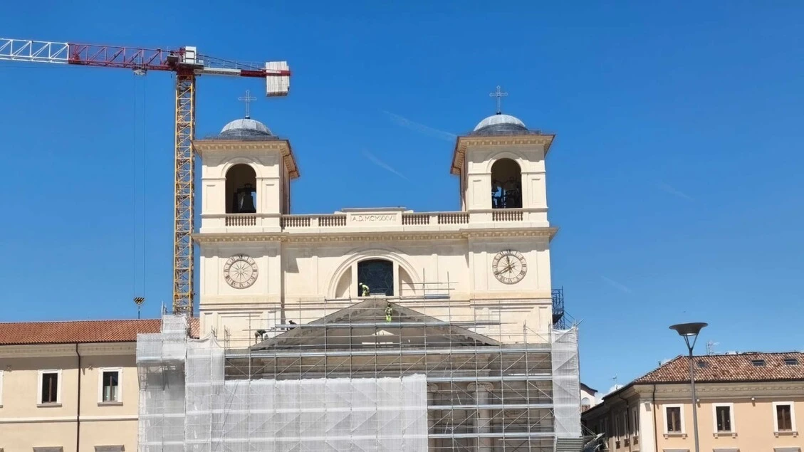 Fermo dalla notte del sisma, riparte l'orologio della cattedrale dell'Aquila