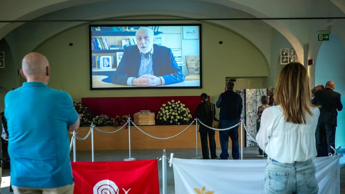 L'omaggio a Carlo Petrini, aperta la camera ardente a Pollenzo