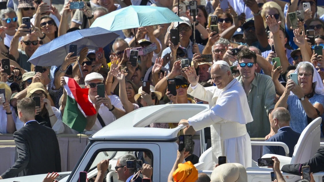 Sviene per il caldo durante l'udienza a S. Pietro, il Papa lo soccorre