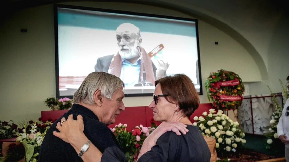 Un lungo applauso per la bara di Petrini a Pollenzo