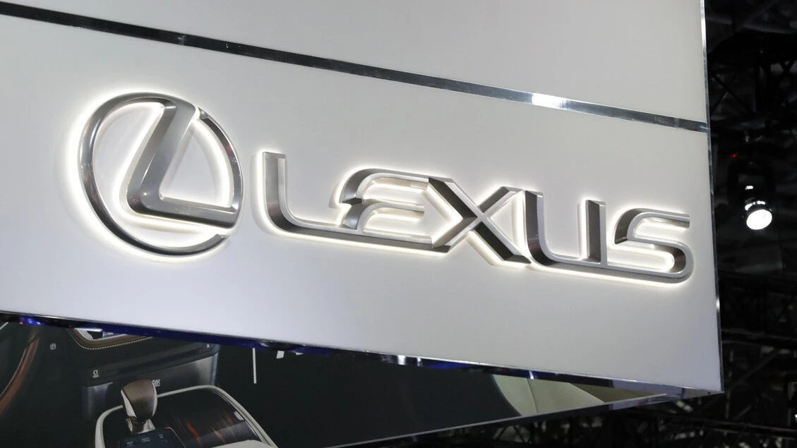 Toyota frena sull'elettrico, cancella la berlina Lexus LF-ZC