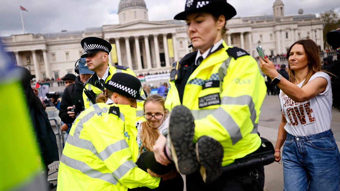 Centinaia di arresti della polizia a raduno propal a Londra, è polemica in Gb