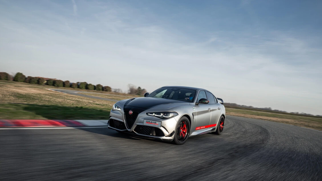 Alfa Romeo Giulia Quadrifoglio Luna Rossa scende in pista a Balocco