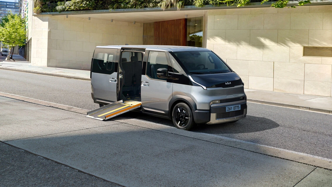 Kia amplia l'offerta per la mobilità accessibile con PV5 WAV Side Entry