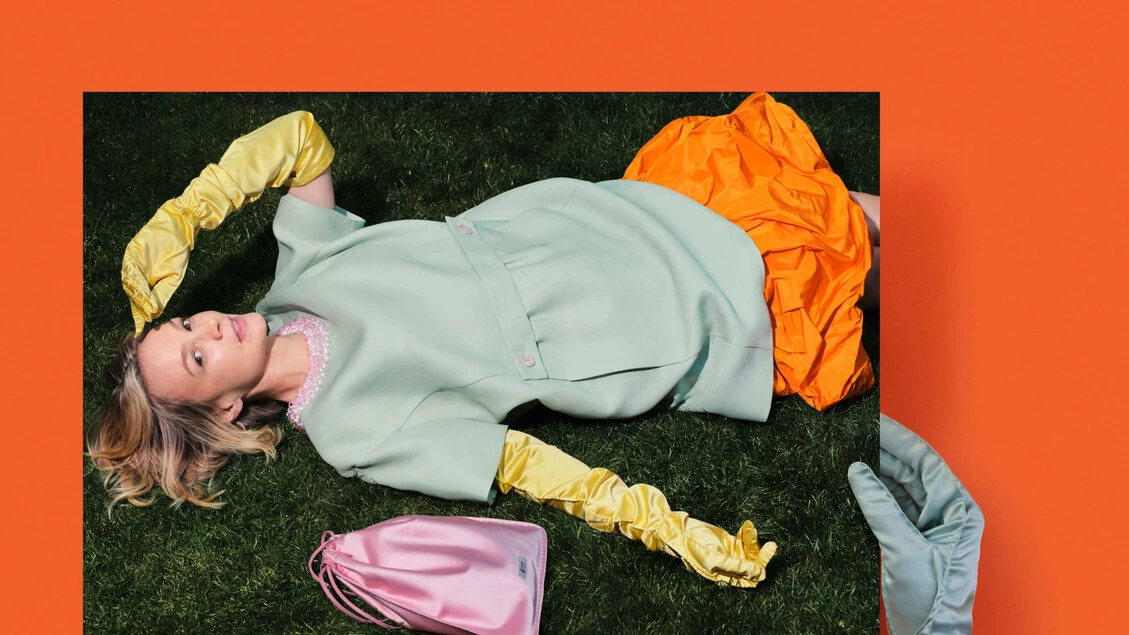 La campagna Primavera/Estate 2026 di Prada è un'indagine sulla pubblicità