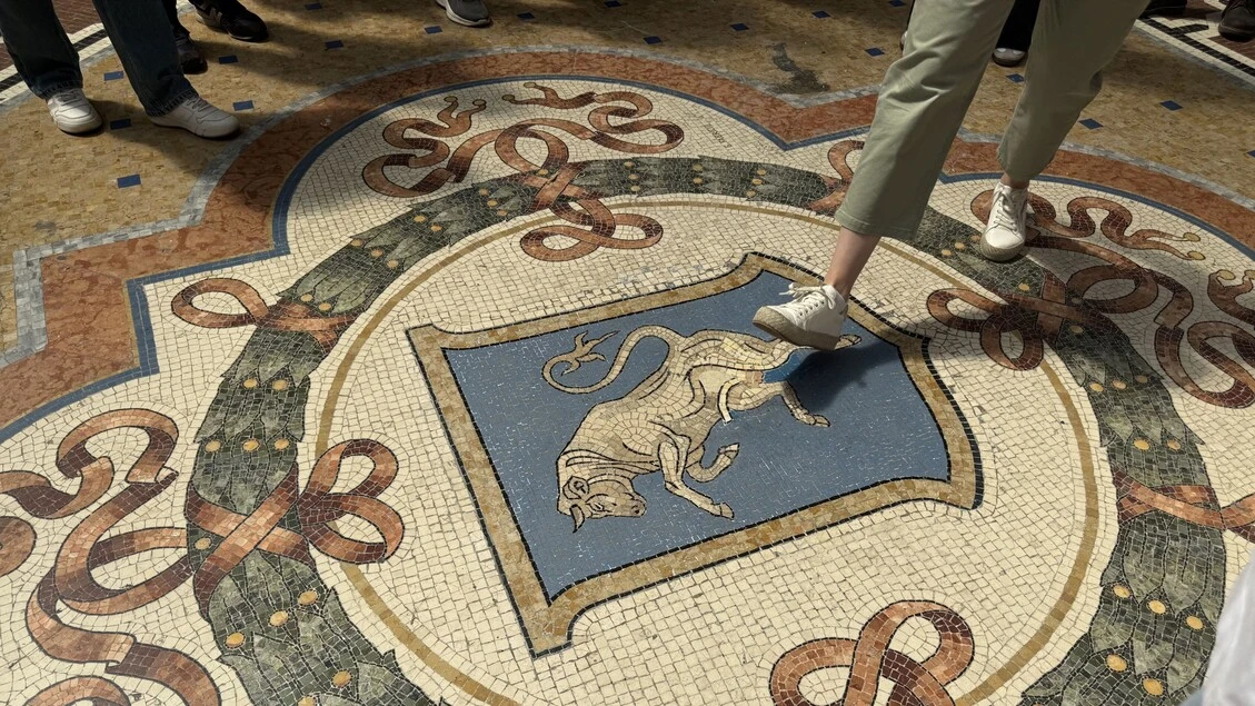 A Milano si è concluso in Galleria il restauro del mosaico del toro