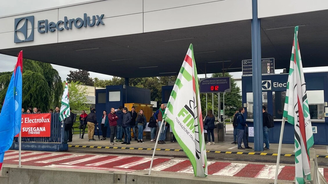 Electrolux taglia 1.719 posti, a Forlì -338 lavoratori, a Susegana -310