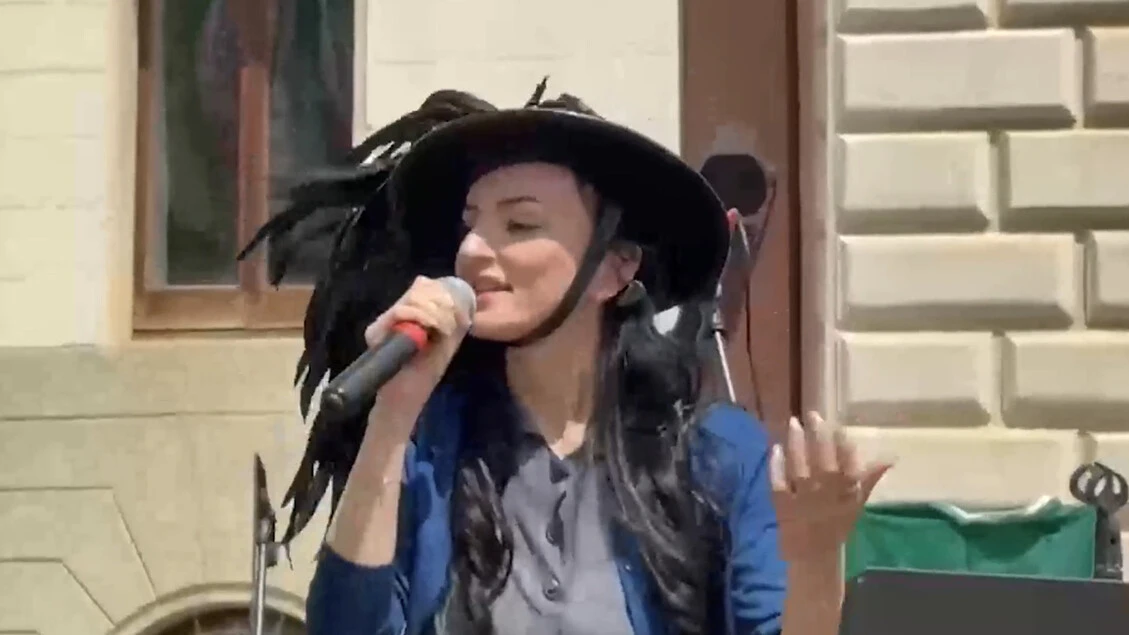 Festa del 2 giugno: Arisa intona l'Inno di Mameli con cappello da bersagliera e Tricolore