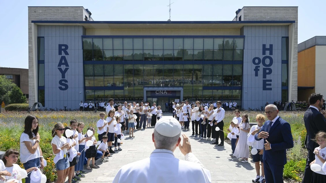 Il Papa, basta parole d'odio e bullismo, vogliamo la pace
