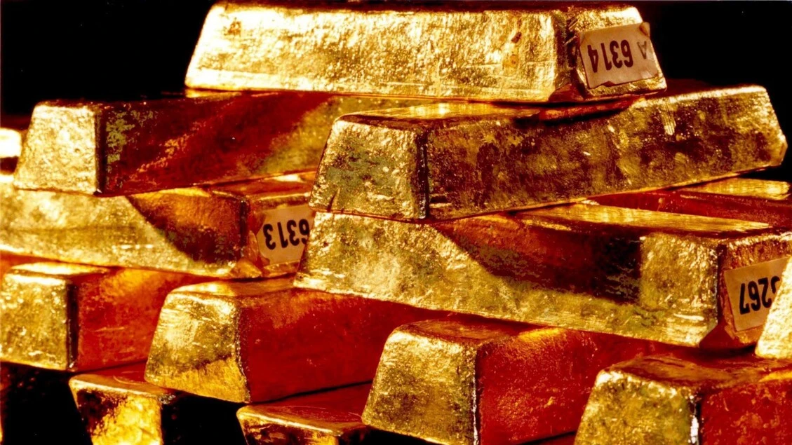 L'oro in discesa, prezzo spot a 4.438 dollari