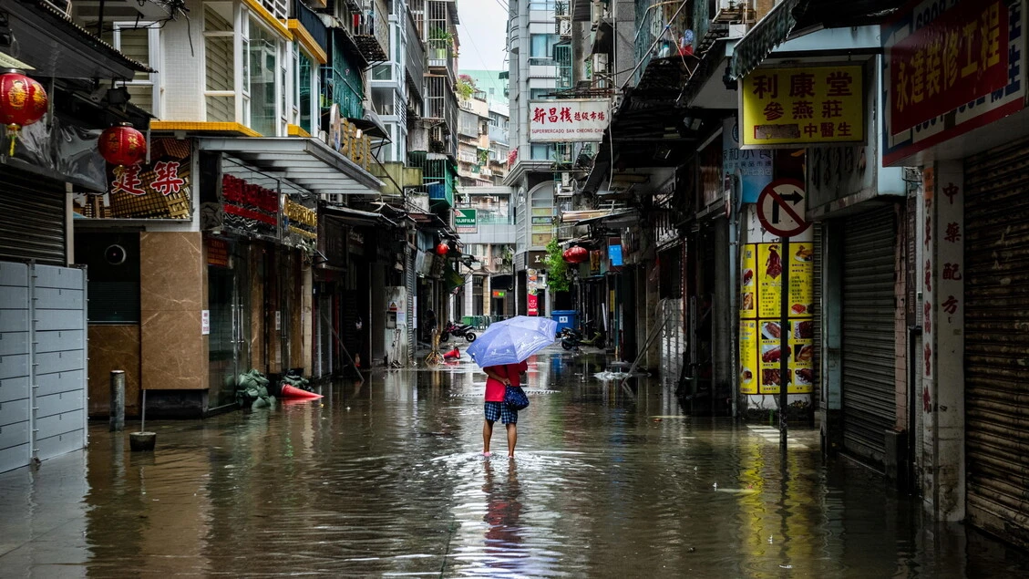 Giappone, allerta per due tifoni: evacuazioni in 13 prefetture