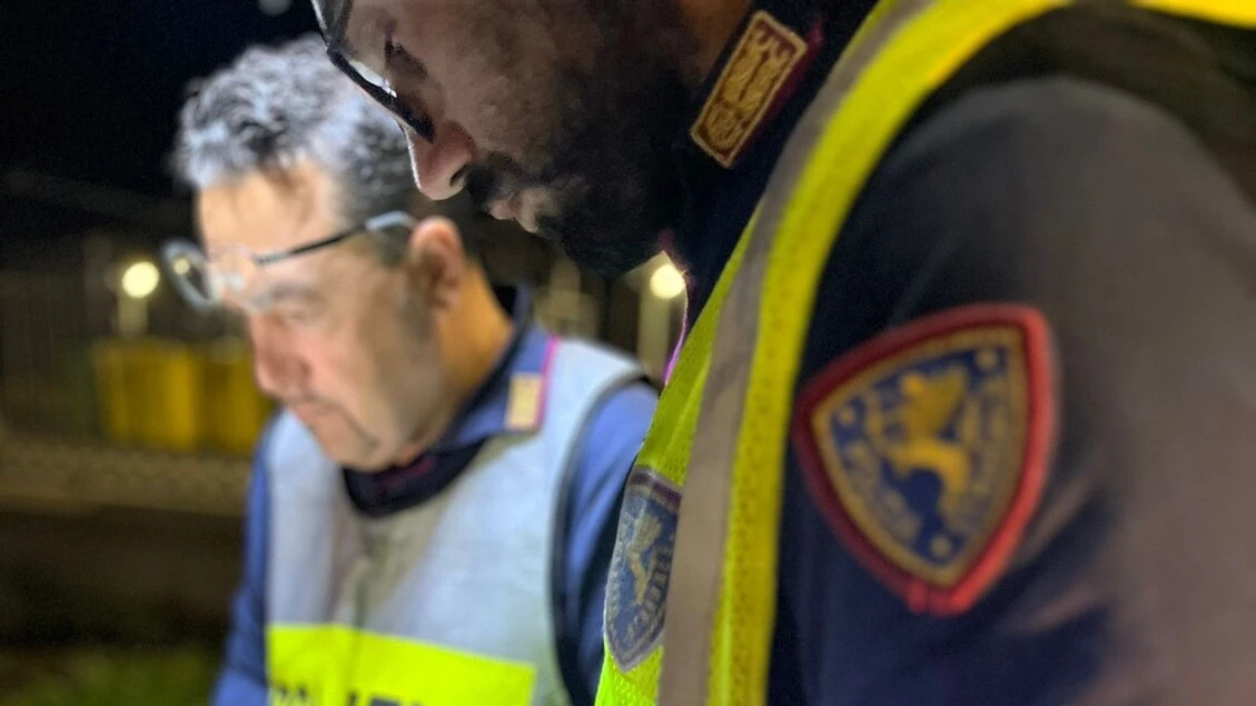 Sorpassi azzardati e invasione corsia di marcia, tolta patente ad autista di bus