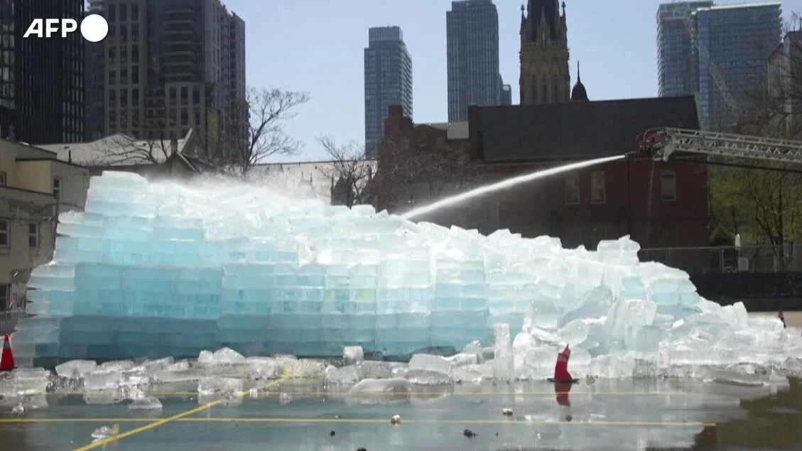 Drake, a Toronto una scultura di ghiaccio per il nuovo disco: 